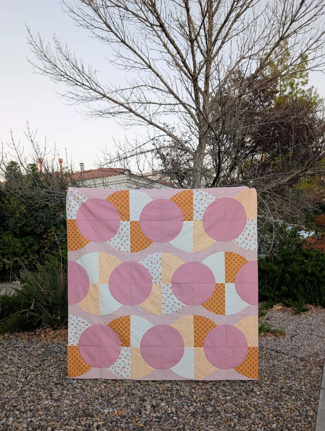 Neo Quilt pattern, a modern quilt with curves sewn by the pattern tester